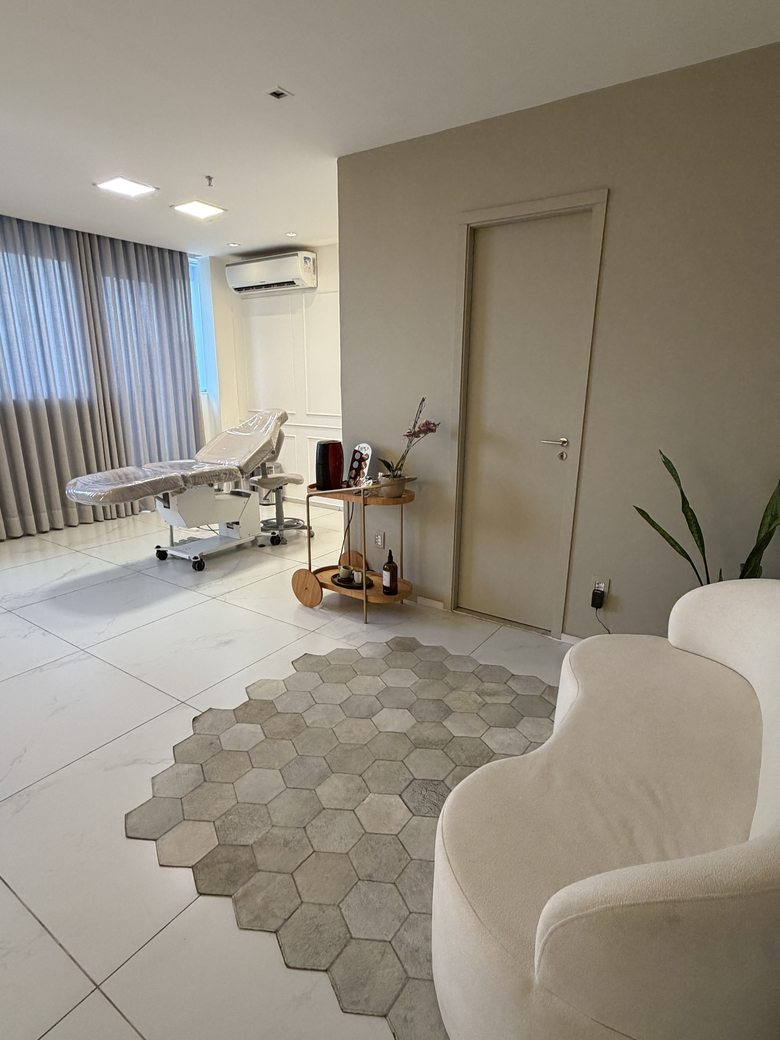 Sala de atendimento com maca e poltrona