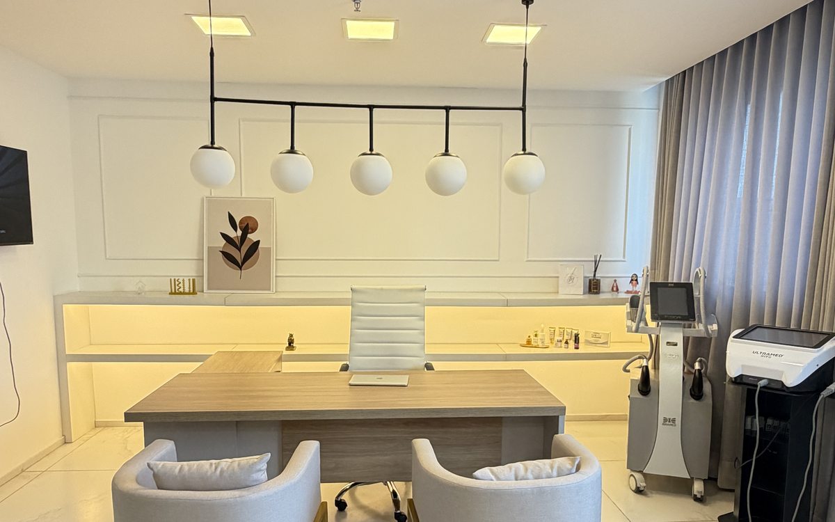 Sala de atendimento do consultório, com os equipamentos ao lado da mesa